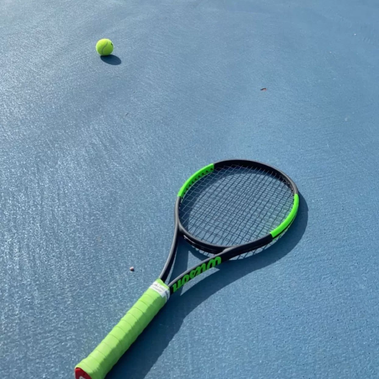 raquette de tennis et balle de tennis