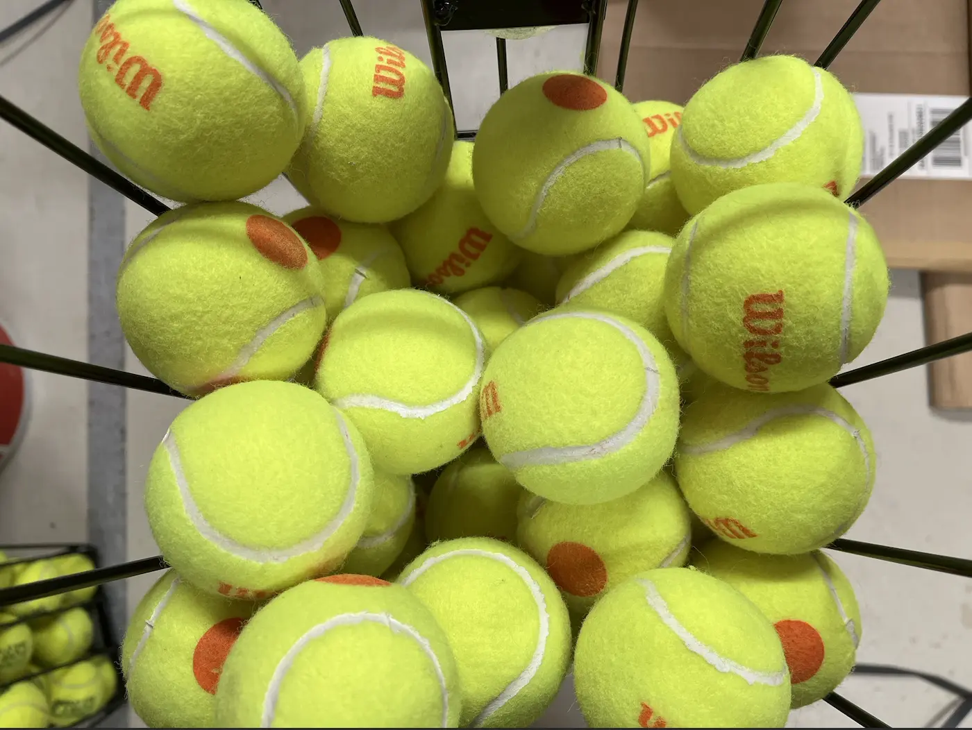 Balle De Tennis Recouverte D'écorce D'orange Sur Fond Pastel