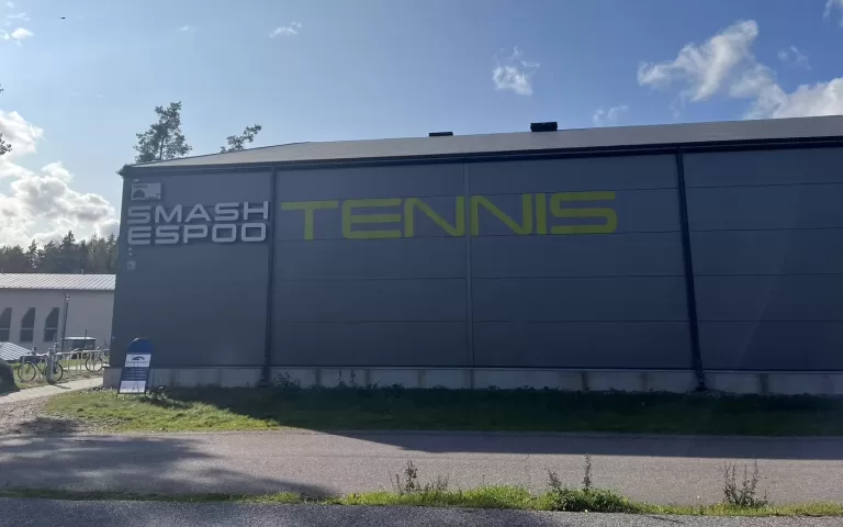 Olarin tennishalli julkisivu