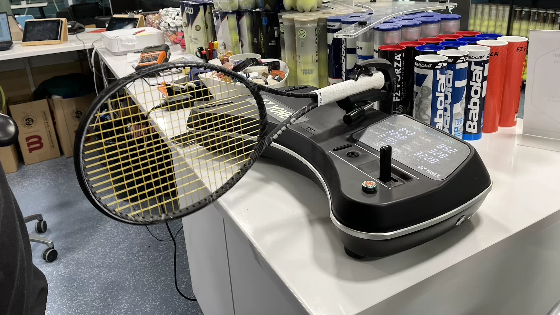 Tennismailan swingipainon mittaamista Yonexin koneessa